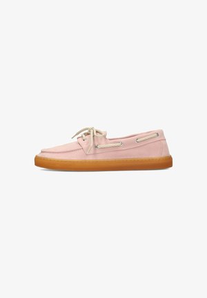 Zapato náutico de ante rosa claro con cordones beige y suela de goma marrón, perfil lateral sobre fondo blanco.