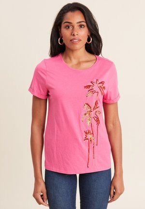 Roze t-shirt met korte mouwen en een ronde halslijn, versierd met pailletten-geborduurde palmbomen in gouden en kopertinten aan de linkerkant.