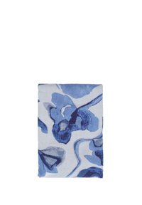 Tessuto con motivo floreale blu su sfondo bianco, design astratto, texture liscia, forma quadrata, piegato ordinatamente.