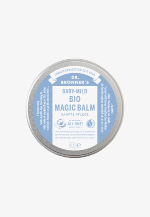 Silberne Zinnbehälter mit einem Schraubdeckel. Das blaue Etikett hat weißen Text mit der Aufschrift "Baby-Mild Bio Magic Balm" und zeigt kreisförmige Logos sowie Produktdetails.