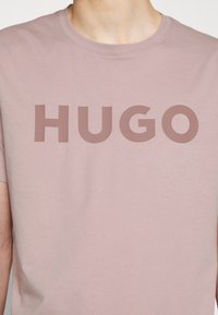 HUGO DULIVIO - T-shirt estampada - light pastel brown