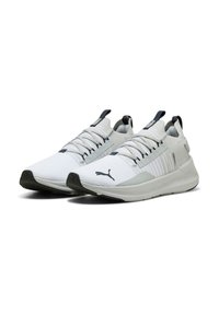 Weiße Sportschuhe mit einem strukturierten Mesh-Obermaterial, grauen Akzenten und einer schwarzen Sohle. Mit elastischen Schnürsenkeln und einer Fersenschlaufe für ein einfaches Anziehen.