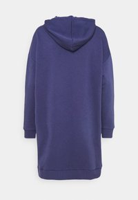 Lila hoodie-klänning i mjukt tyg, med huva, långa ärmar och ribbade muddar. Enkel, oredigerad design med rak skärning.