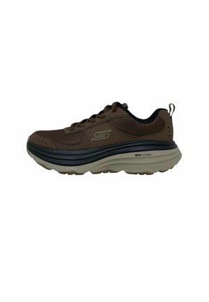 Zapatilla deportiva Skechers marrón con parte superior de malla, entresuela acolchada negra, suela exterior beige, cierre de cordones y lengüeta en el talón.