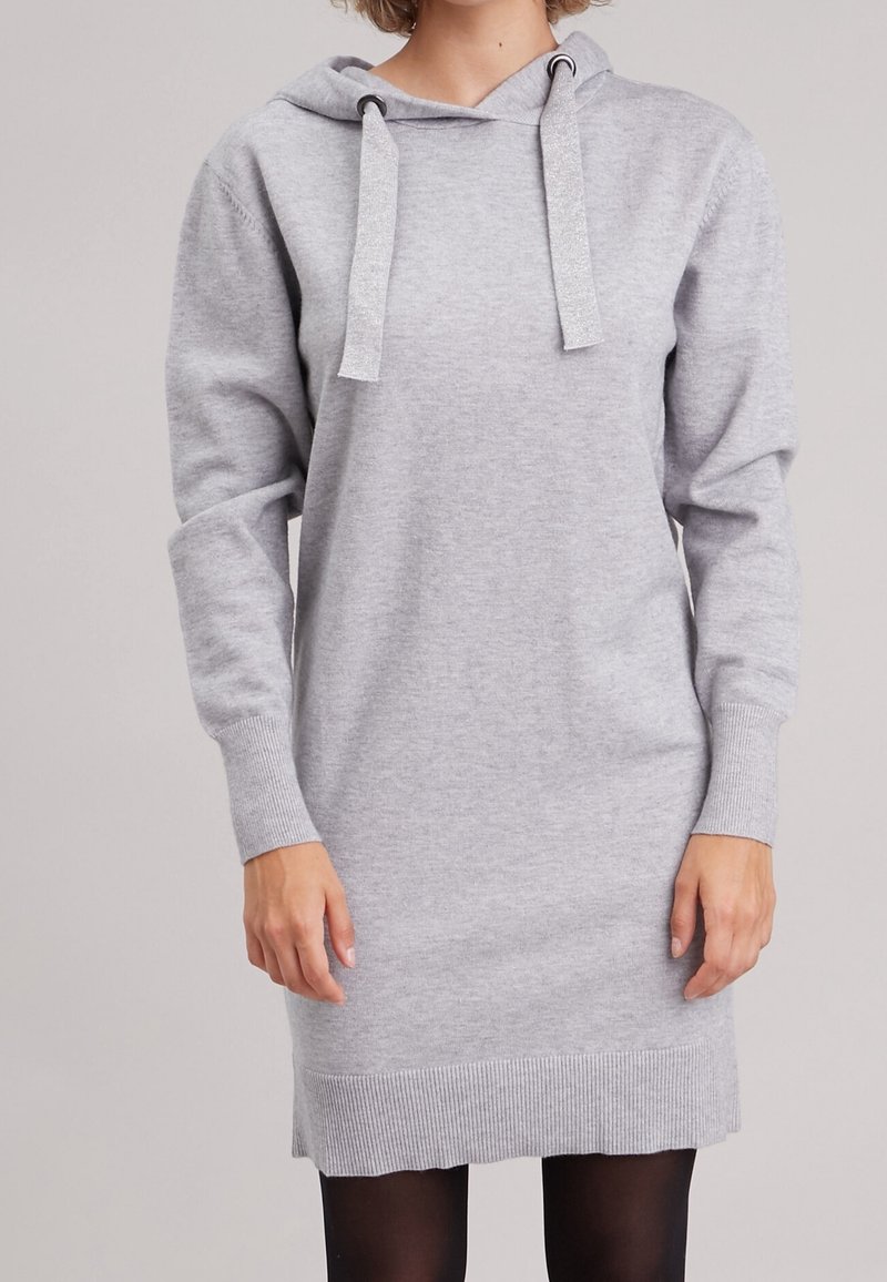 Robe en hoodie tricotée grise avec une coupe décontractée, dotée d'une capuche à cordon de serrage, de poignets et d'un ourlet côtelés. Texture douce avec une finition lisse.