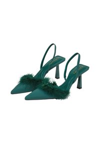Décolleté verde acqua in satin con punta affusolata, decorazione in piume sulla tomaia e tacco a blocco quadrato. Logo dorato sulla soletta.