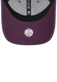 Gorra de béisbol morada con visera negra. Presenta un tejido texturizado, interior gris y una pegatina redonda del logo de la MLB en la visera.