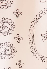 Heller Pfirsichstoff mit dunkelbraunen Blumen- und Schmetterlingsmustern, die komplizierte gepunktete Details und kreisförmige Designs aufweisen. Weiche Textur.