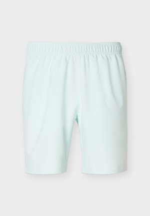 Světlo modre kratke hlače z elastičnim pasom, z rezom do kolen, iz gladkega blaga in z enobarvnim dizajnom, prikazane ležeče na belem ozadju.