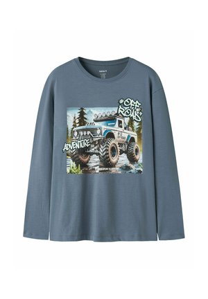 Chemise bleue à manches longues avec un graphisme d’un camion tout-terrain surélevé dans une forêt et le texte "Off Road" et "Adventure" sur le devant.