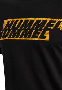 Hummel GRAPHIC DISPLACED LOGO TEE - Camiseta estampada - black