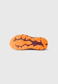 Semelle de chaussure avec un design texturé, principalement orange avec des accentuations violettes ; présente des stries pour l'adhérence et un motif ondulé distinctif.