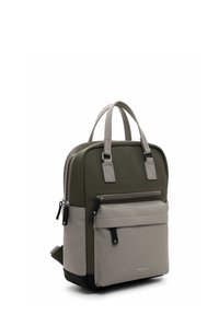 Sac à dos en vert olive et gris, avec des poignées doubles, une poche avant zippée et un tissu texturé avec des accents lisses. Forme rectangulaire.
