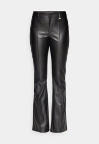 Pantalon évasé en cuir noir avec une texture lisse, doté d'une fermeture avant à boutons et fermeture éclair, agrémenté de détails de couture.
