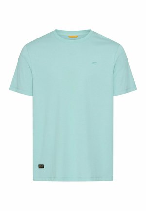 Enkelt lyseblå kortærmet T-shirt med rund hals, med lille logo på brystet og et sort mærke nær bunden af sømmen.