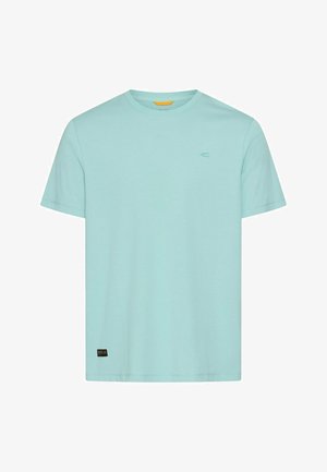 Enkelt lyseblå kortærmet T-shirt med rund hals, med lille logo på brystet og et sort mærke nær bunden af sømmen.