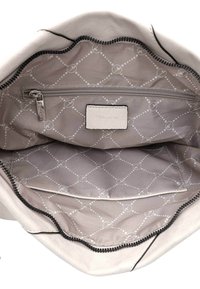 Ljusgrå tote-väska med en slät yta och dragkedjestängning. Inuti finns ett mönstrat foder och en dragkedjeficka för organisation.