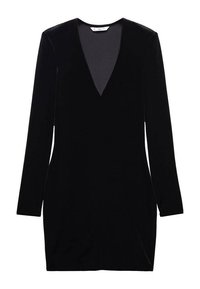 Robe longue en velours noir à manches longues avec un décolleté en V profond et une silhouette ajustée. Texture lisse sans motifs ni éléments métalliques visibles.
