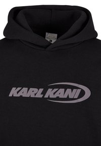 Černá mikina s kapucí vyrobená z bavlny, s přední klokankovou kapsou. Obsahuje velké šedé logo "KARL KANI" se svrchním oválným designem.