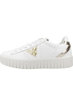 Weißer Sneaker mit einem glatten Lederoberteil, goldenen Blumenakzenten, perforierten Details und einer dicken, strukturierten Gummisohle.