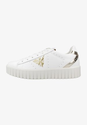 Weißer Sneaker mit einem glatten Lederoberteil, goldenen Blumenakzenten, perforierten Details und einer dicken, strukturierten Gummisohle.