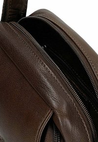 Borsa in pelle marrone con una superficie liscia, caratterizzata da zip visibili e un compartimento aperto, che mette in mostra il design interno.