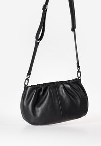 Schwarze Lederhandtasche mit einem plissierten Design und strukturiertem Finish. Verfügt über einen abnehmbaren Riemen und metallische Hardware-Details.