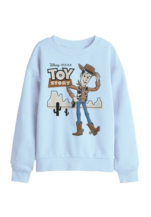 Hellblauer Pullover mit dem Disney-Pixar Toy Story-Logo und der Figur Woody, der seinen Hut mit einer Wüstenlandschaft und Kakteen im Hintergrund tippt.