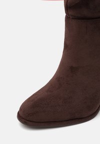 Simmi London SYLVESTOR - Kõrge kontsaga saapad - chocolate