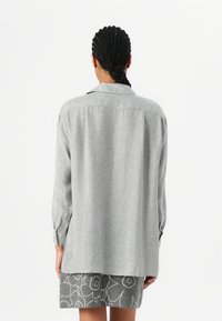 Marimekko RUNSAS PIIRTO UNIKKO - Button-down blouse - grey/light grey