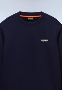 Navy crewneck sweatshirt met oranje binnenhals, voorzien van een rechthoekig logopatch met de merknaam op de linkerborst. Glad textuur.