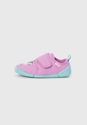 Scarpa in tessuto viola con una superficie morbida e testurizzata, caratterizzata da un design di unicorno. Sole in gomma azzurro chiaro e cinturino regolabile per una vestibilità sicura.
