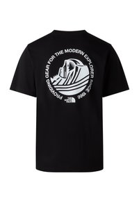 Zwart katoenen T-shirt met een ronde witte afbeelding met bergontwerp en tekst: "PROVIDING GEAR FOR THE MODERN EXPLORER SINCE 1966."