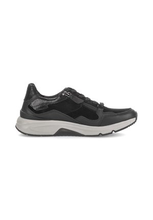 Zwarte sneaker met verschillende materialen, zijrits, vetersluiting aan de voorkant, dikke witte zool en gestructureerd hielstuk, getoond van de linkerzijde op een witte achtergrond.