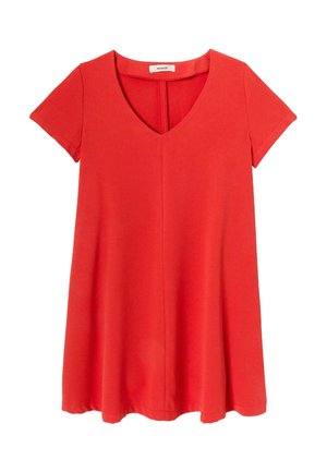 Robe rouge à manches courtes avec un décolleté en V, fabriquée en tissu doux. Elle présente une coupe décontractée, une jupe évasée et un détail de couture centrale.