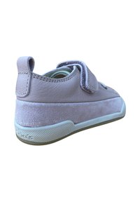 Zapatilla rosa claro con una parte superior de cuero suave y acentos de ante texturizado. Cuenta con una tira de velcro y una suela de goma con patrón.