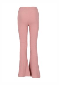 Pantaloni rosa a campana a coste con vita elastica. Il tessuto ha una texture morbida e aderenza sulle gambe, svasandosi sul fondo.
