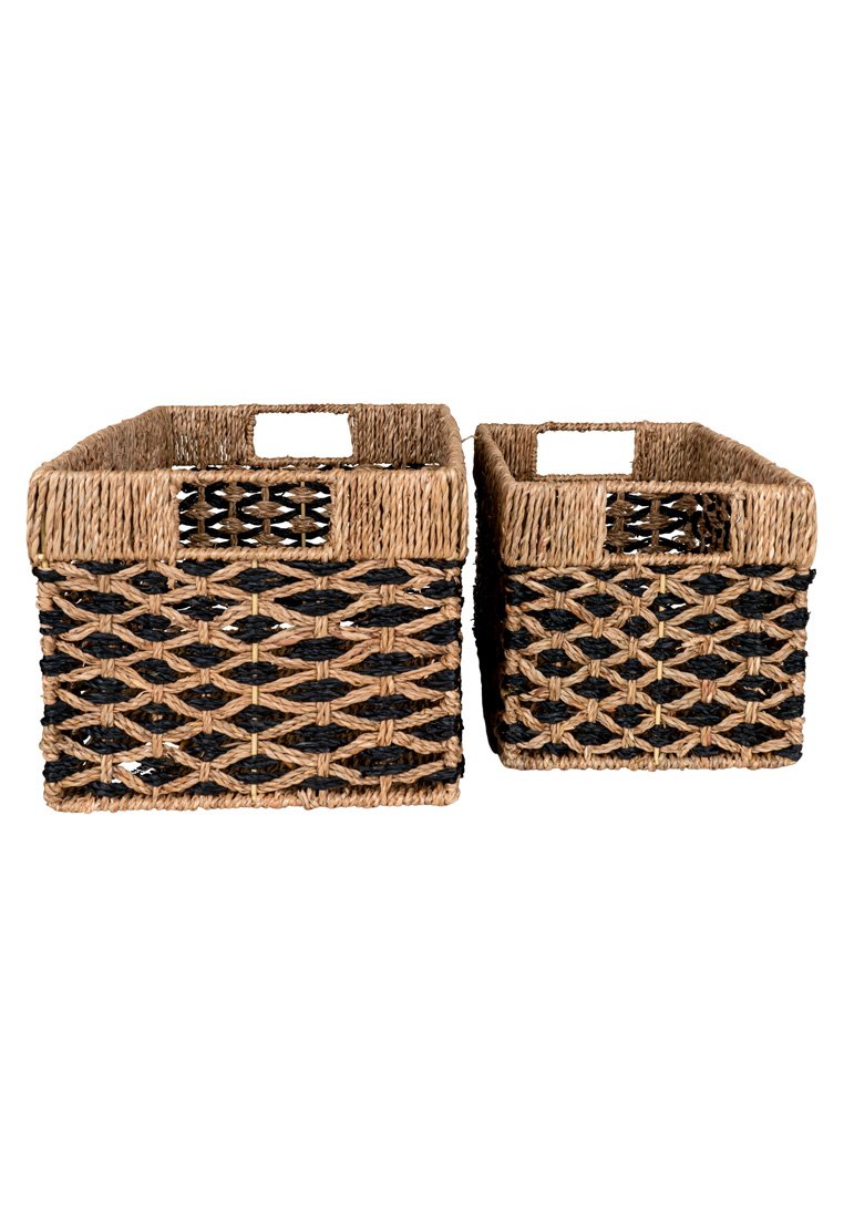 Ensemble de deux paniers de rangement tissés. Matériaux de couleur brun clair naturel et noir. Forme carrée avec des poignées découpées et un motif de tissage ouvert.