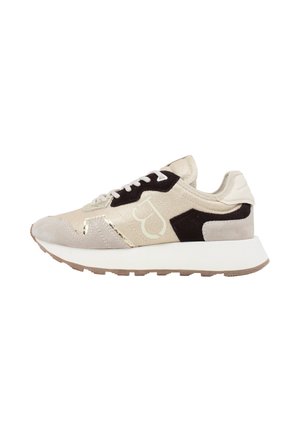 Sneaker casual beige e nero con lacci bianchi, suola spessa bianca e logo laterale su sfondo bianco semplice.
