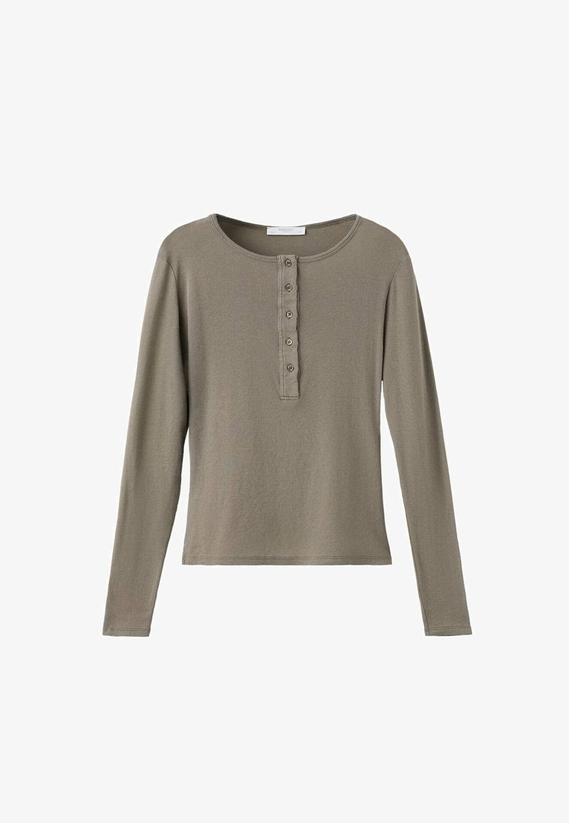 Chemise taupe à manches longues avec col rond et patte de boutonnage à cinq boutons au centre devant.