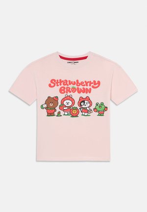 Lyserosa t-skjorte med teksten «Strawberry Brown» og tegneseriefigurer kledd som jordbær på forsiden.