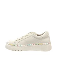 Witte leren sneaker met een gestructureerde afwerking, voorzien van een kleurrijke gevlochten zool en platte veters, met een laag profiel ontwerp.