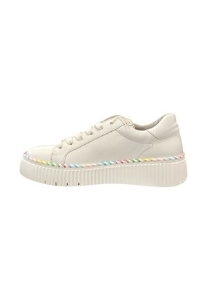 Weiße Ledersneaker mit einer strukturierten Oberfläche, ausgestattet mit einer bunten geflochtenen Sohle und flachen Schnürsenkeln, die ein niedrigprofiliertes Design betonen.