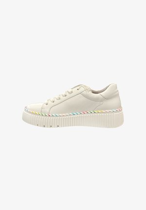 Sneaker en cuir blanc avec une finition texturée, présentant une semelle tressée colorée et des lacets plats, mettant en avant un design bas.