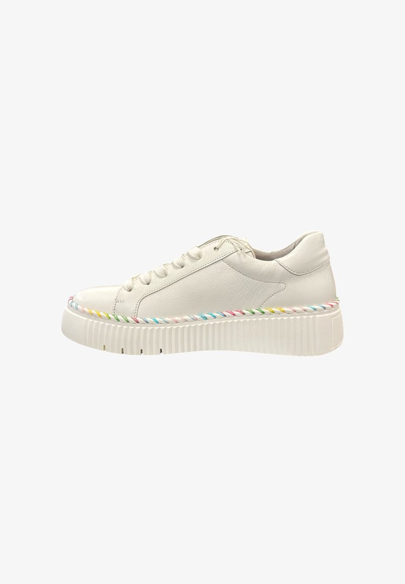Weiße Ledersneaker mit einer strukturierten Oberfläche, ausgestattet mit einer bunten geflochtenen Sohle und flachen Schnürsenkeln, die ein niedrigprofiliertes Design betonen.