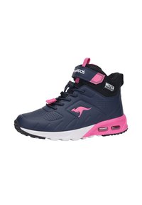 Wasserabweisende marineblaue und rosa Mid-Top Sneakers mit einer strukturierten Gummisohle, einzigartiger Panele und schwarzen Netzakzenten. Mit auffälligem Logo.