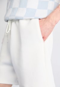 Nike Sportswear TECH FLEECE SHORT - Dresside alumine osa - sail