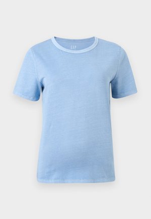 Hellblaues T-Shirt mit kurzen Ärmeln und Rundhalsausschnitt, mit einem etwas dunkleren blauen Kragen, vor einem schlichten weißen Hintergrund dargestellt.
