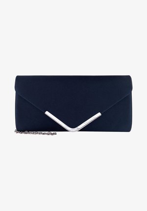 Bolso de mano azul marino en tejido suave con una solapa triangular, que presenta un acento en metal plateado en forma de V y una correa de cadena desmontable.