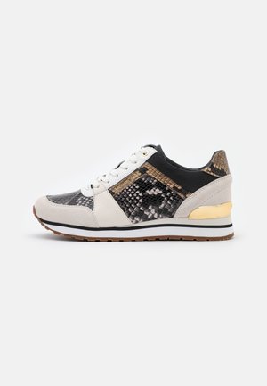 Biało-czarne sneakersy z wzorem skóry węża, zamszowymi elementami, złotym detalem na pięcie, sznurowanym przodem i gumową podeszwą na białym tle.